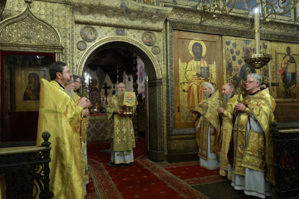 В день памяти святителя Макария Московского председатель Синодального отдела по монастырям и монашеству совершил Литургию в Успенском соборе Московского Кремля