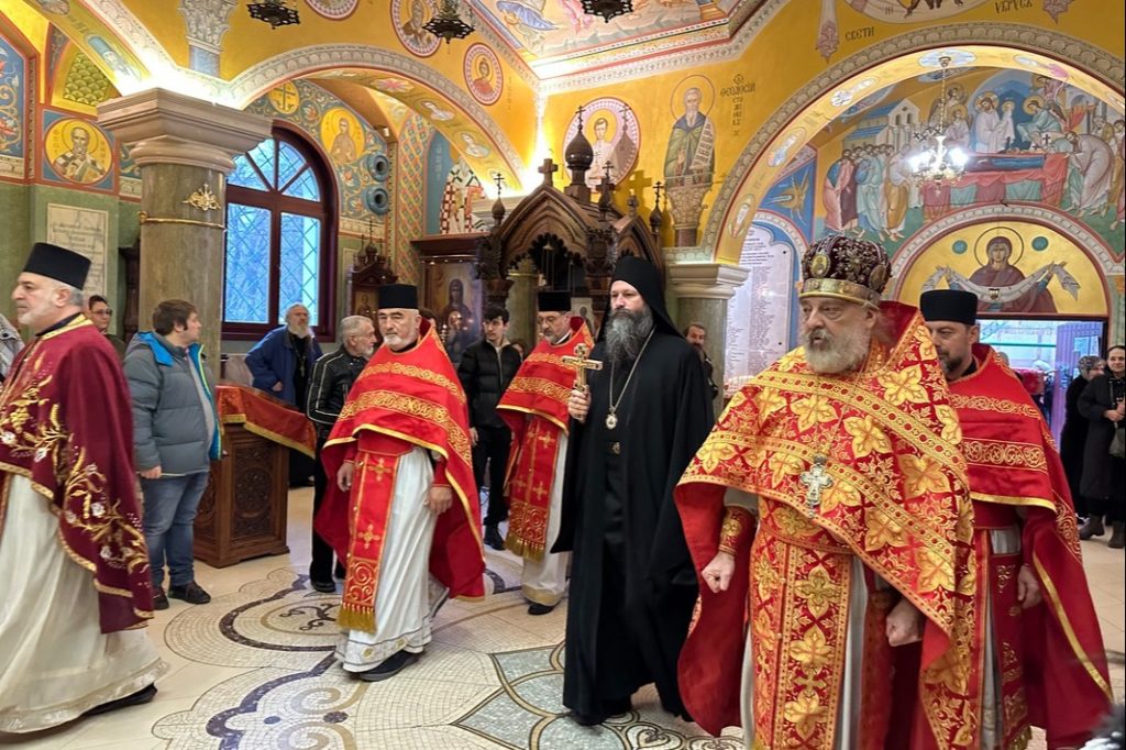 В 17-ю годовщину интронизации Святейшего Патриарха Кирилла на подворье Русской Церкви в Белграде было совершено архиерейское богослужение