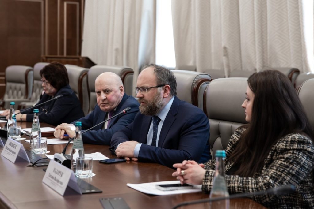 Заместитель председателя Синодального отдела по взаимоотношениям Церкви с обществом и СМИ принял участие в круглом столе «Ценностное пространство Большой Евразии: традиции и современный мир»