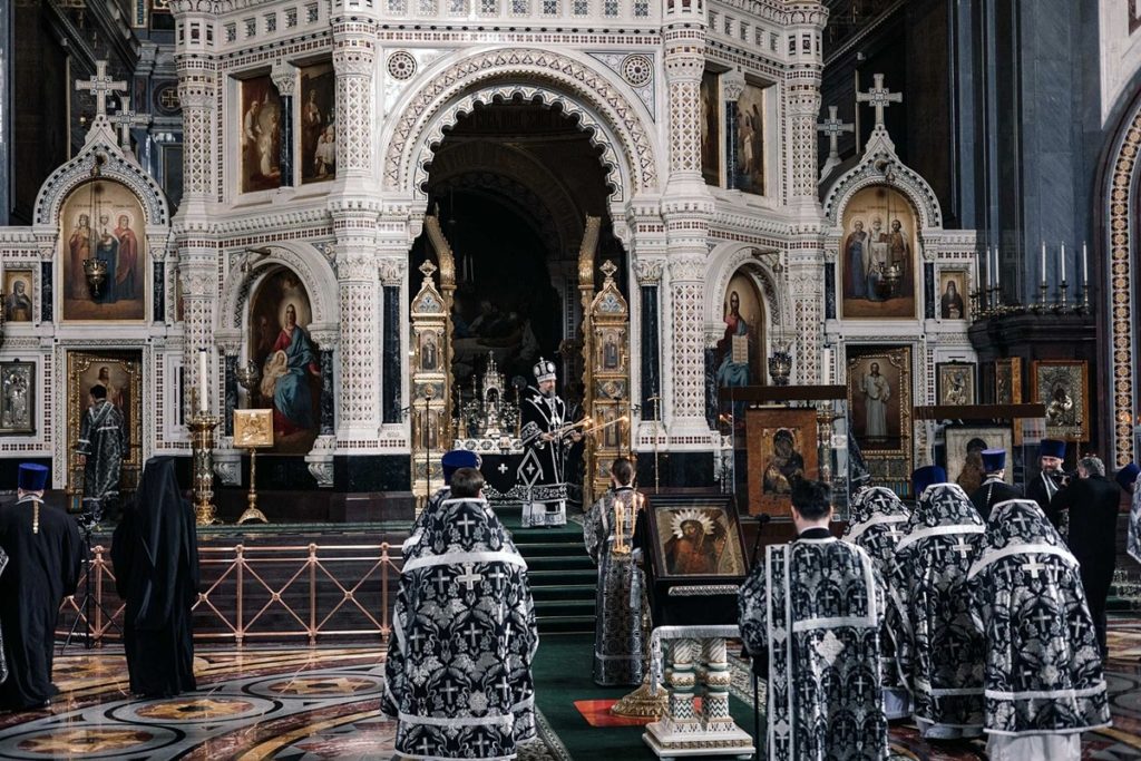 В Великий Понедельник митрополит Воскресенский Григорий совершил Литургию в Храме Христа Спасителя в Москве