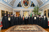 Вручение церковных наград насельникам Троице-Сергиевой лавры в праздник Святой Троицы (фото)