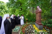 Святейший Патриарх Кирилл возглавил церемонию открытия стелы памяти митрополита Никодима (Ротова) на Валааме (видео)